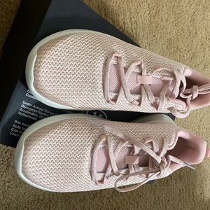 Big girls under armour pink shoes 6.5